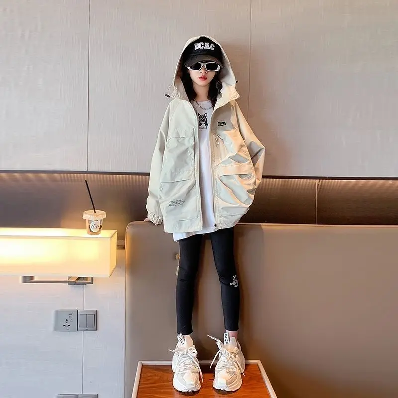 

2023 Spring Autumn Children Girls Loose Causal Coat Hooded Zipper Letter Print Big Pokets Drawstring Adjustable Hem Korean