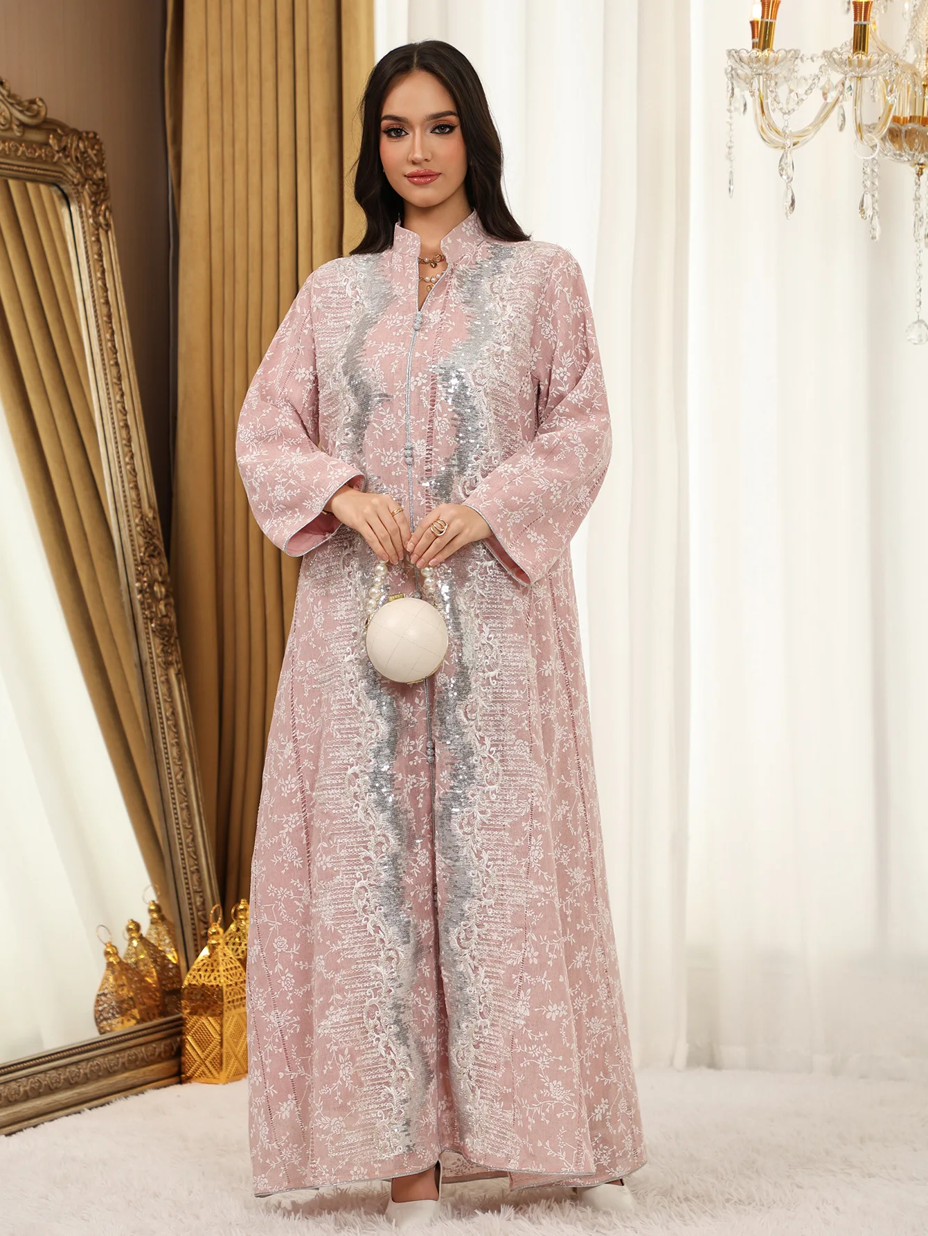 جلابية طويلة بتفاصيل لامعة وقصة واسعة