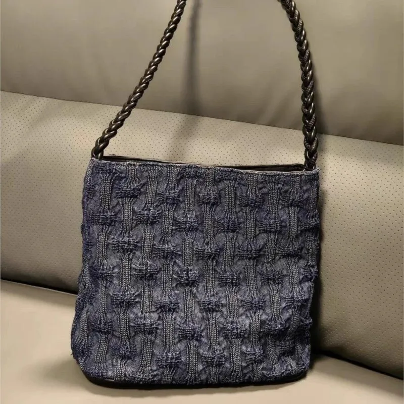 Retro Denim Crinkle Tote Bag Women Woven Strap Large Capacity Bucket Bag Ladies Casual Versatile Commuter Sle Underarm Bag 2025