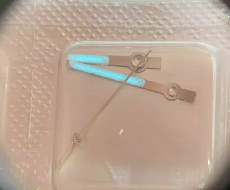 

Синяя светящаяся ручка для часов 36 мм и 41 мм 3235