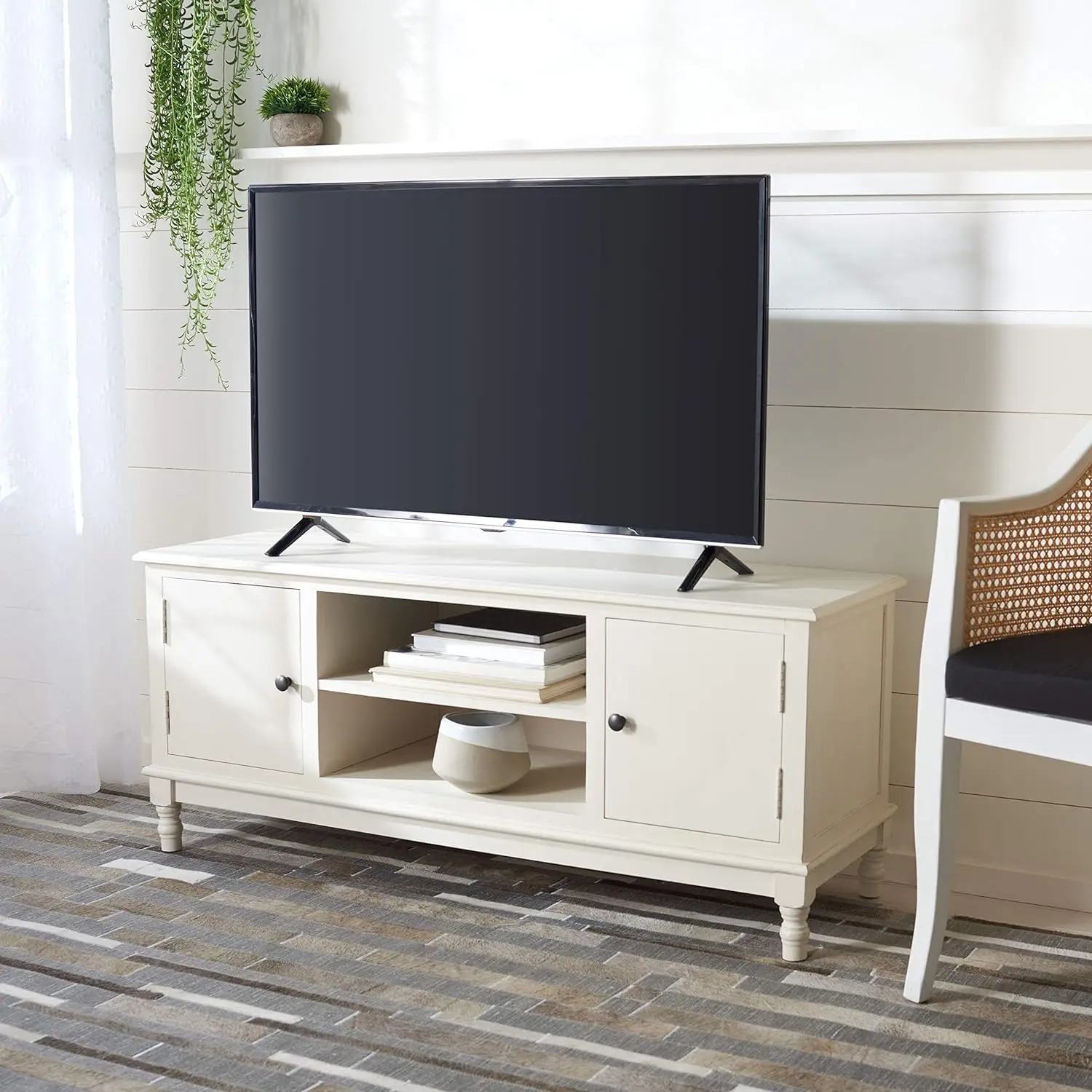 

Safavieh Home Collection Ozark Distressed White 2-Door 1-Shelf TV (50-inch Flat Screen) Media Stand MED5700A
