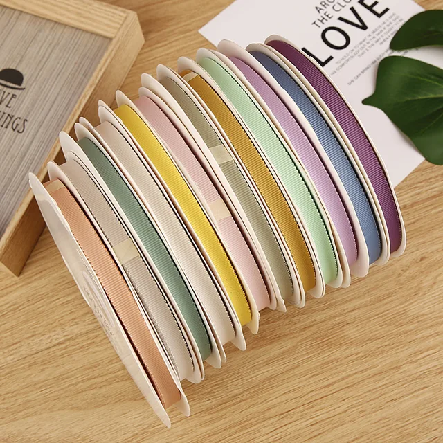 다채로운 Grosgrain Till 리본으로 독특하고 매력적인 창작물을 만들어보세요.