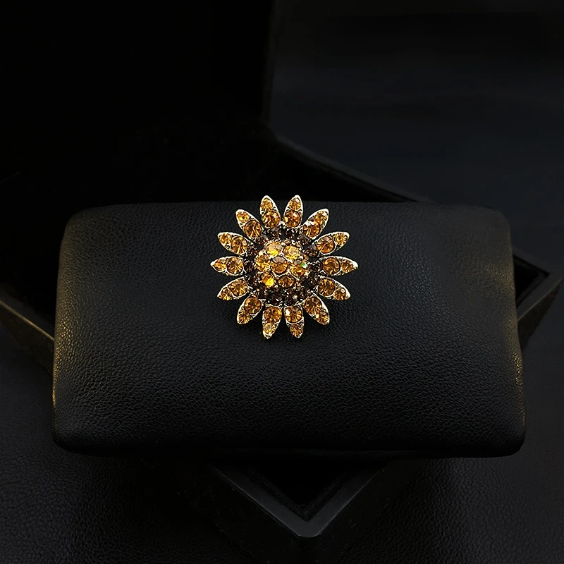 Retro Rhinestone Sunflower Brooch Exquisite Dark Flash Corsage Suit Flower Pin Clothes Accessories Women Men Jewelry Party Gifts