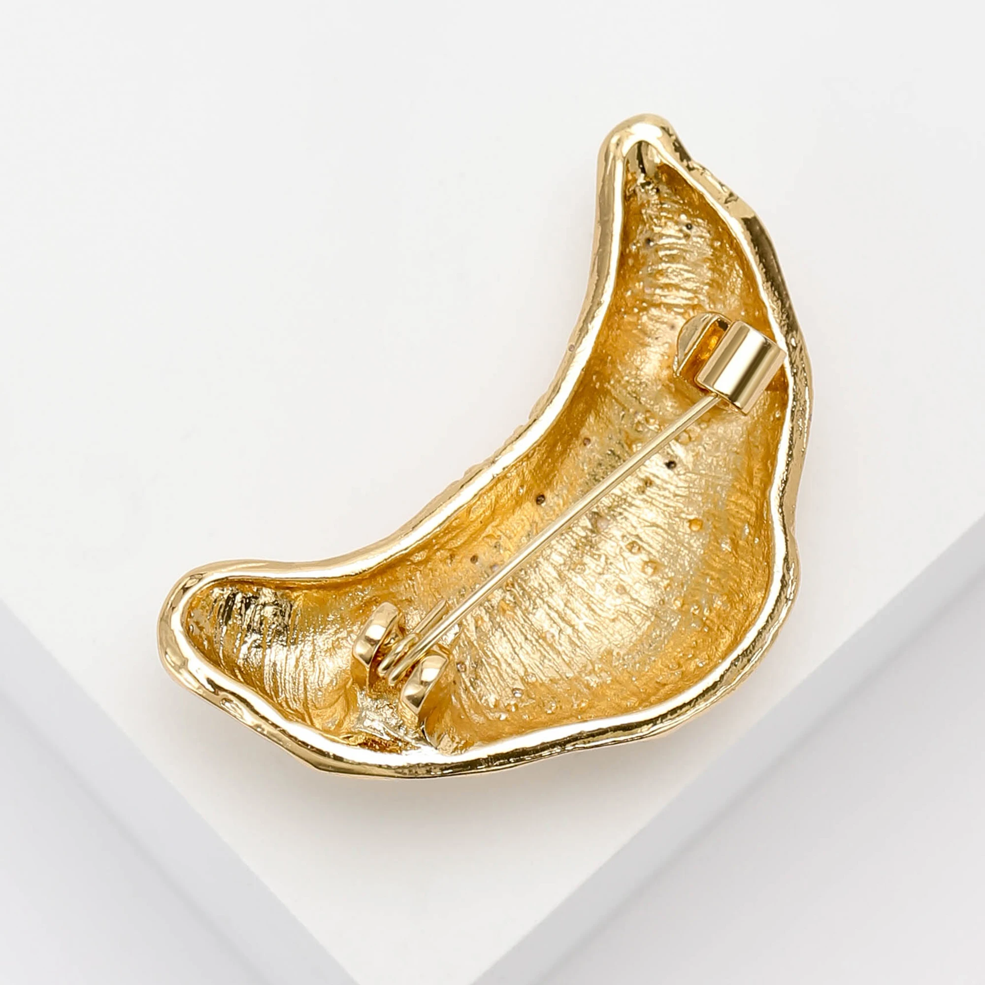 Enamel Pins Enamel Croissant Brooches for Women Unisex Animal Cow Pin Horns Lapel Pins Banquet Party Backpack Gifts Jewelry Accessories