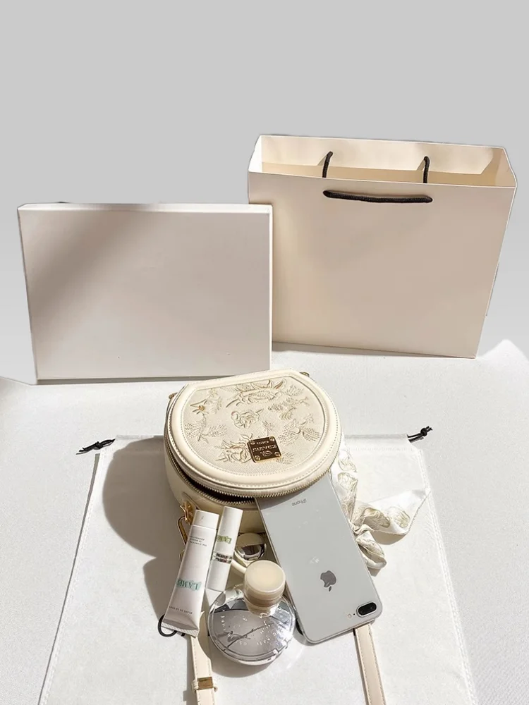 حقيبة يد كلاسيكية فاخرة، تتميز بألوان متناغمة وتطر...