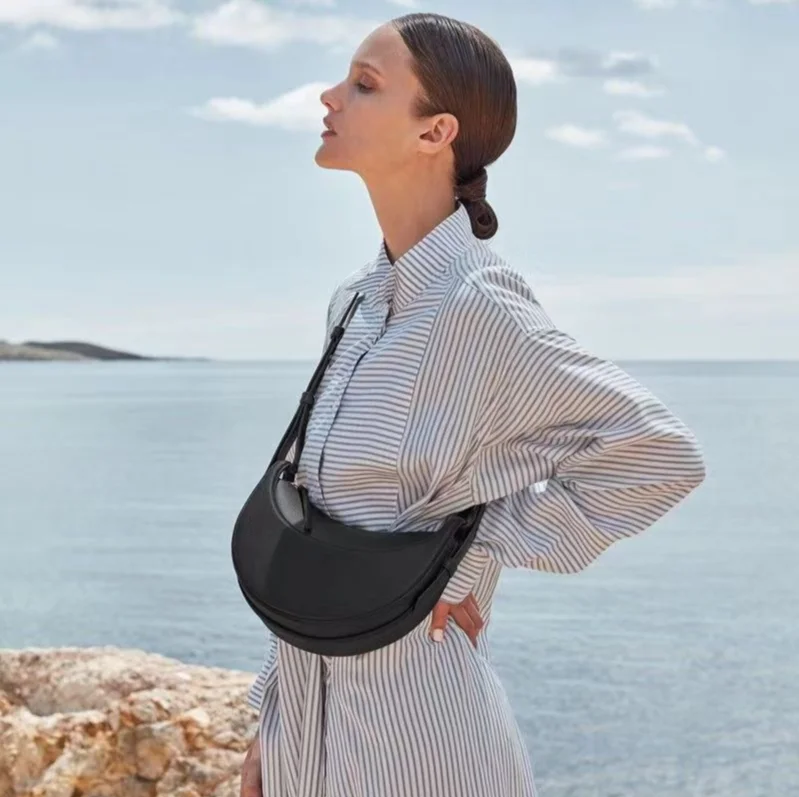 Fransk nichedesignet crossbody-taske med én skulder og litchi-mønstret halvmåneformet armhule, sadeltaske til kvinder_voghion.com