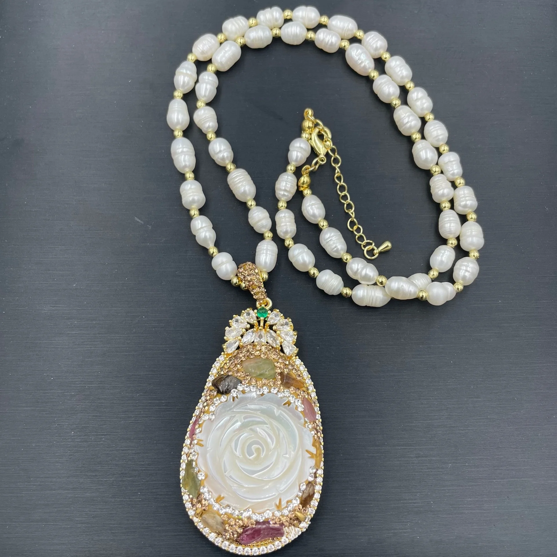 MVN059 2024 New Natural Flower Shaped Shell Inlaid Pearl Sweater Chain Grace Lady Style Niche Personalized Necklace