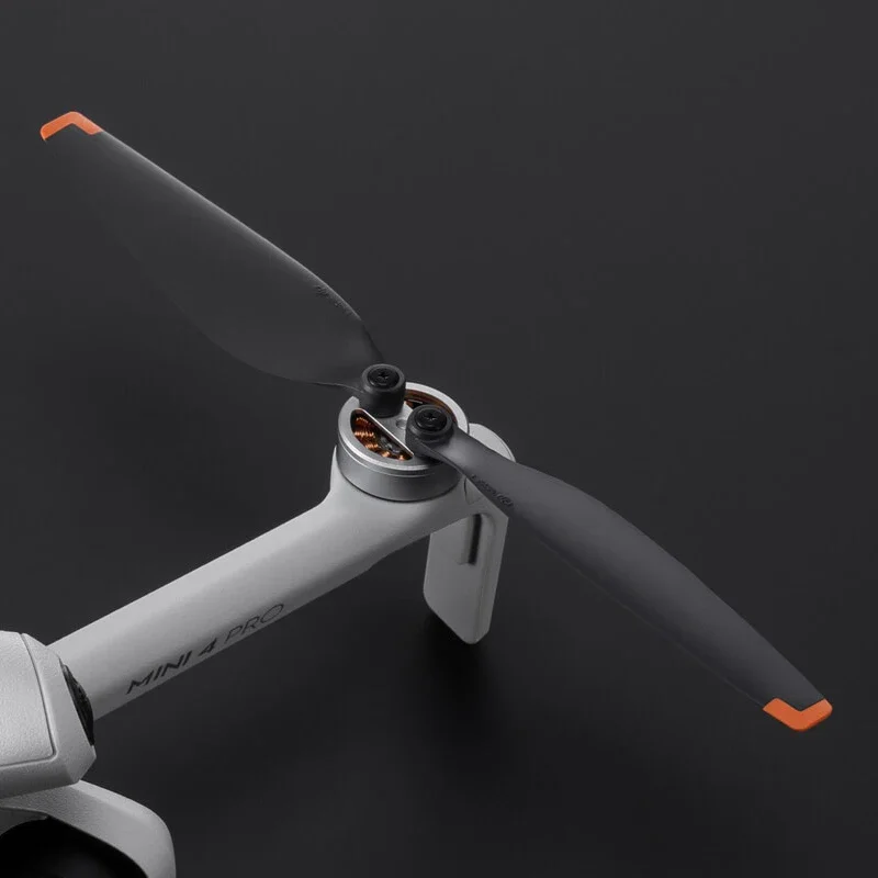 Hélices DJI Mini 3 Pro en gros plan, texture lisse et fixation sécurisée. Achetez des Hélices DJI Mini 4 Pro / Mini 3 Pro - Performances et Silence.