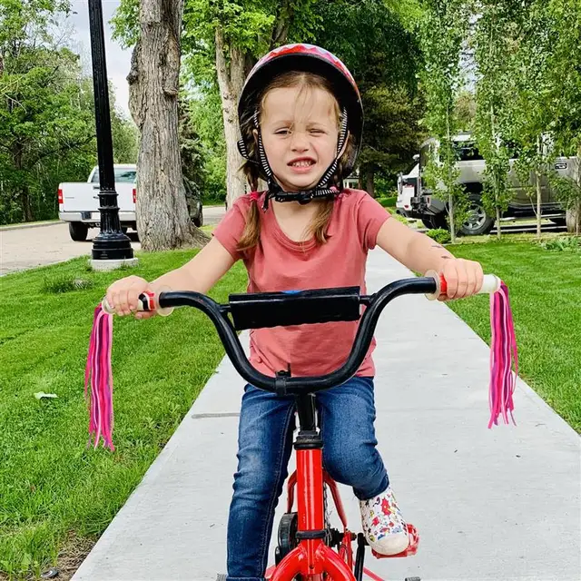 1 Pair of Children Bike Streamers Kids Bike Handlebar Ribbons Decorative Bike Streamers Bike Supplies 3