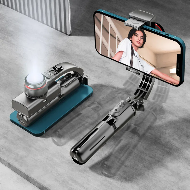 Utilisateur filmant avec le stabilisateur gimbal 3 axes, commande gestuelle activée