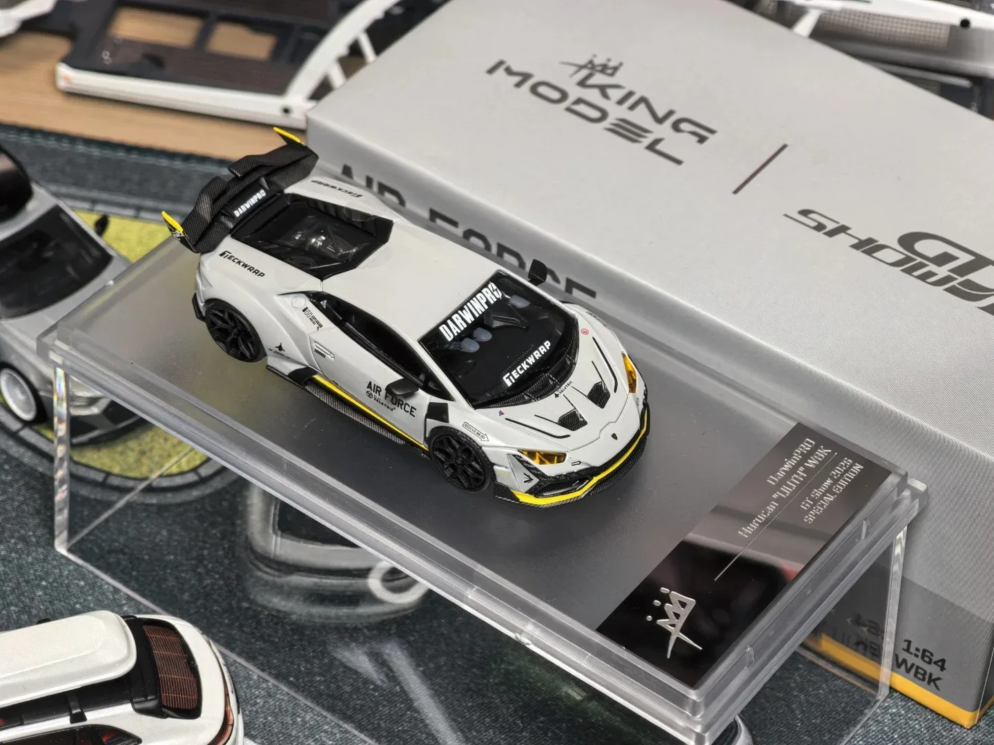 새로운 입고 킹 모델 1:64 다윈프로 LBWK BMW M4 합금 미니어처 다이캐스트 모델 람보르기니 우라칸 자동차 모델 장난감 어린이 선물