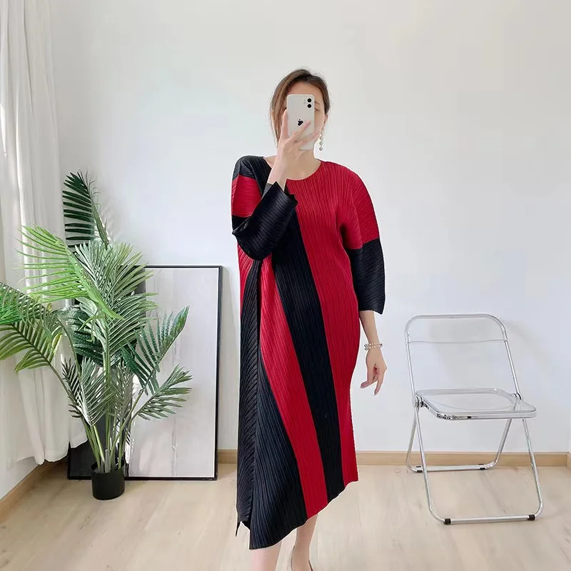 

Miyake Pleated 2022 Spring New Color Matching Large Size Mother Skirt O-Neck Long Sleeve Belly Covering A Word Age Reducing Dre