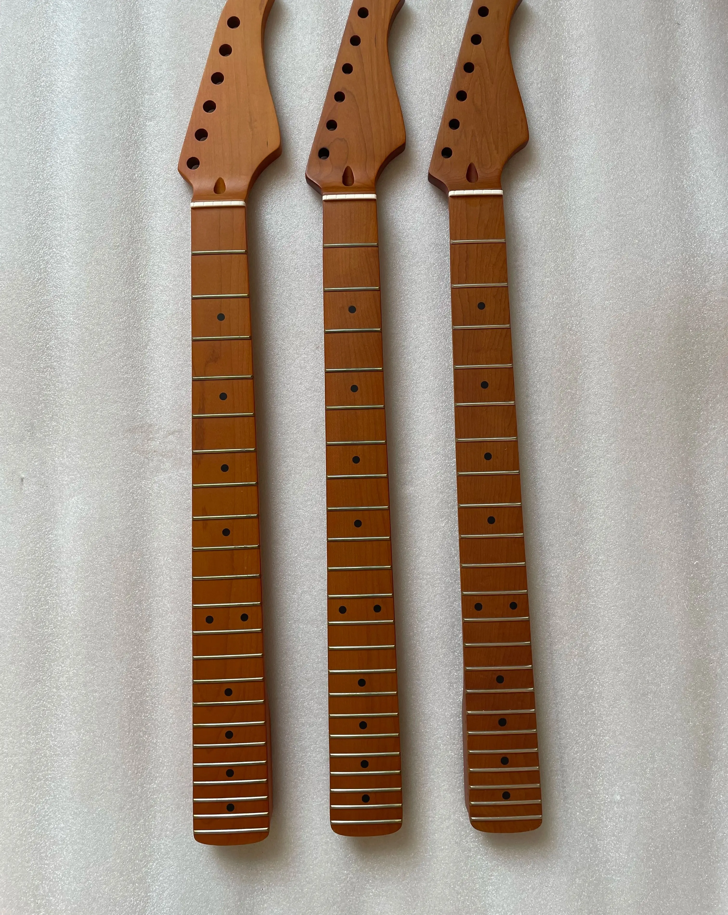 

1Pcs High Qulaity Electric Guitar Neck Finished 22 Frets Roast Maple Custom 6 Strings Matte Natural Pattern