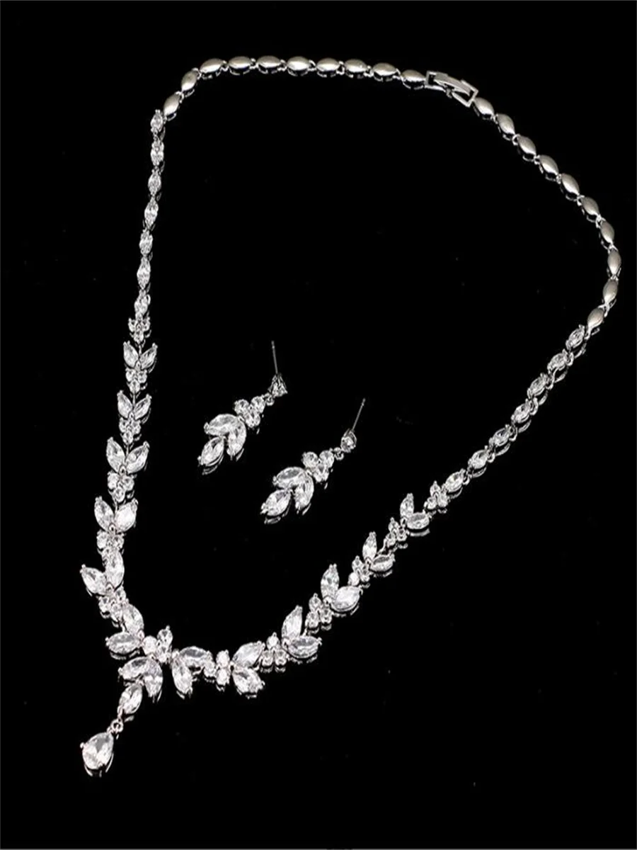 Simple white bride zircon suit temperament two-piece, fashion banquet wedding accessories.