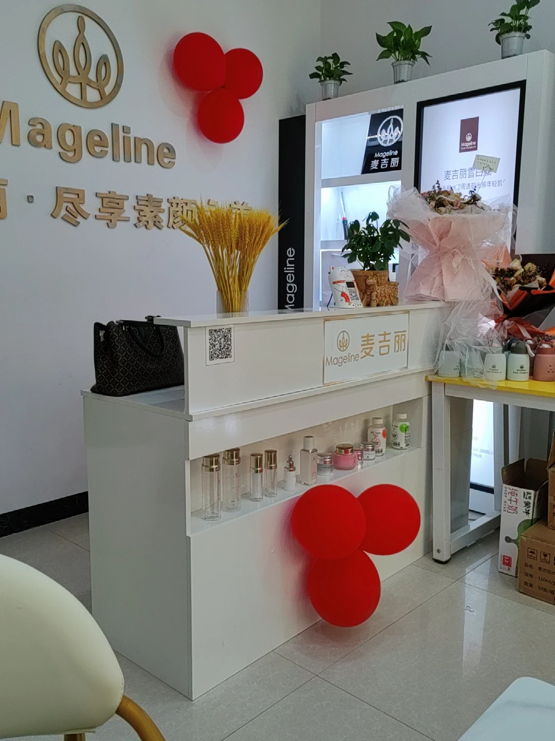 Description Picture 2 of itemModern Minimalist Beauty Salon Reception Desks Shop Small Counter Clothing Barber Shop Office Front Desk Bar Table Cash Register