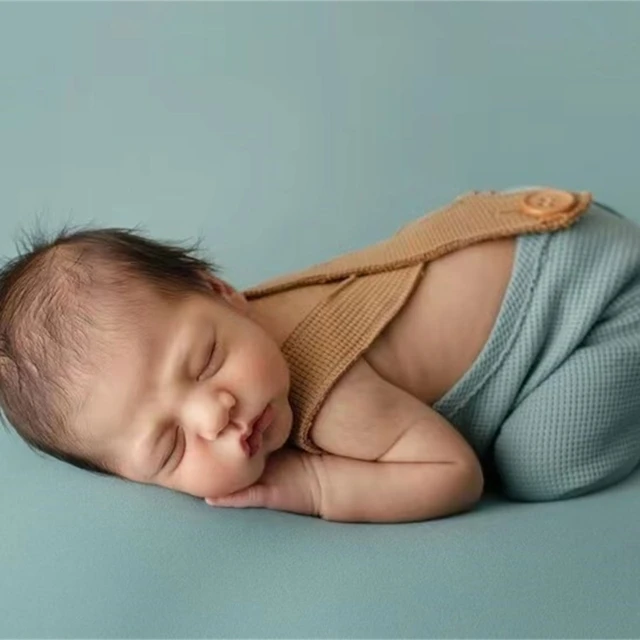 Capture newborns precious moments with Knitted Outfits and Hat Pants