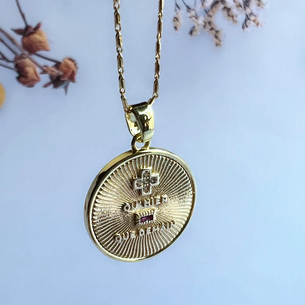 Detalhe da peça colar amor em francês com medalha dourada