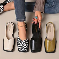 Sandales à embout en cuir pour femmes, nouvelles chaussures simples à fond plat et bout carré, vêtements extérieurs rétro, pantoufles de plage antidérapantes, 2024 1