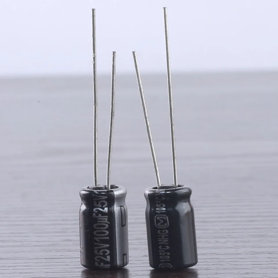 Lot De 25 Condensateurs électrolytiques Panasonic 100µF 16V, SMD 6.3x5.8mm, Série FK, Neufs Sous Emballage