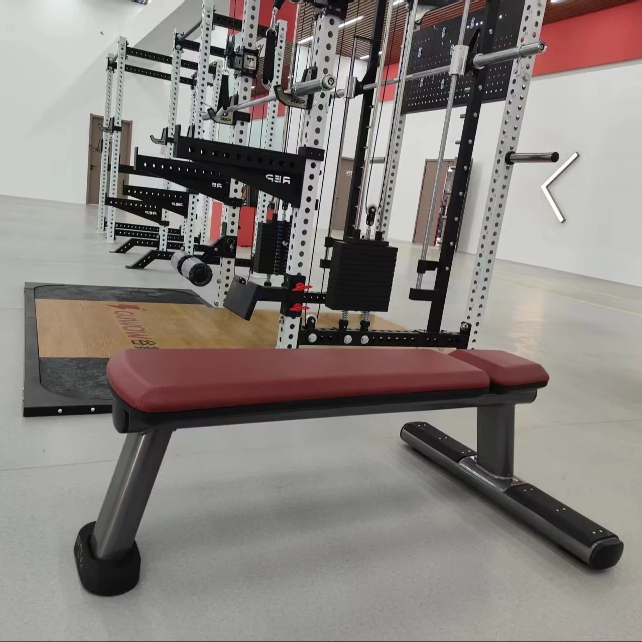 ספסל שטוח לנוחות בישיבה ואחסון לבית או למשרד