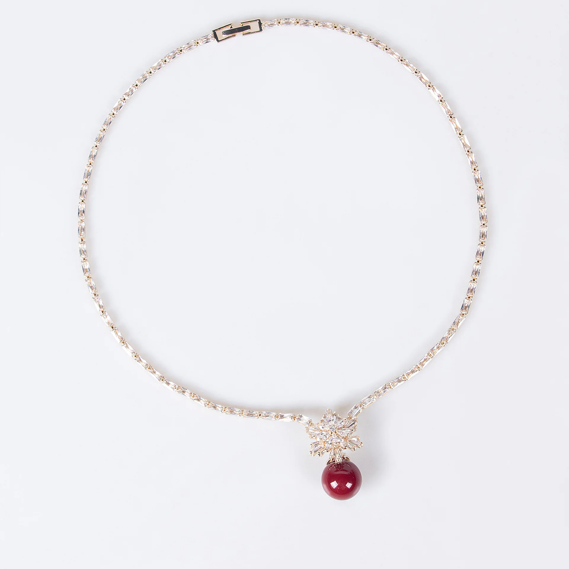 طقم مجوهرات فاخر بحجر خمري متدلٍ