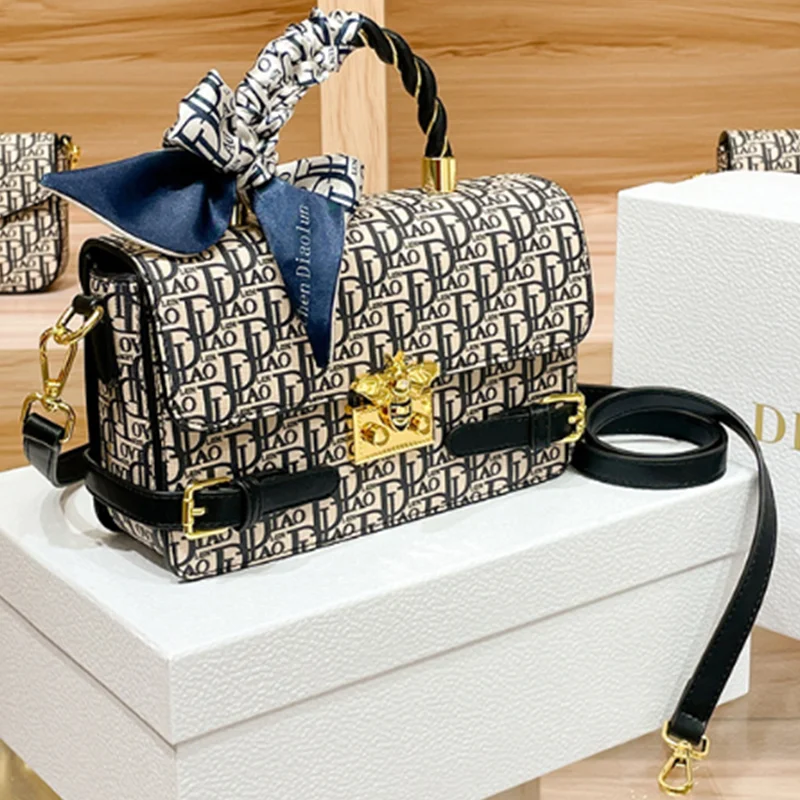 New Four Seasons Universal Ladies Niche Bee Shoulder Fashion Cross Body Street Towards Flow Handheld Change Small Square Bag