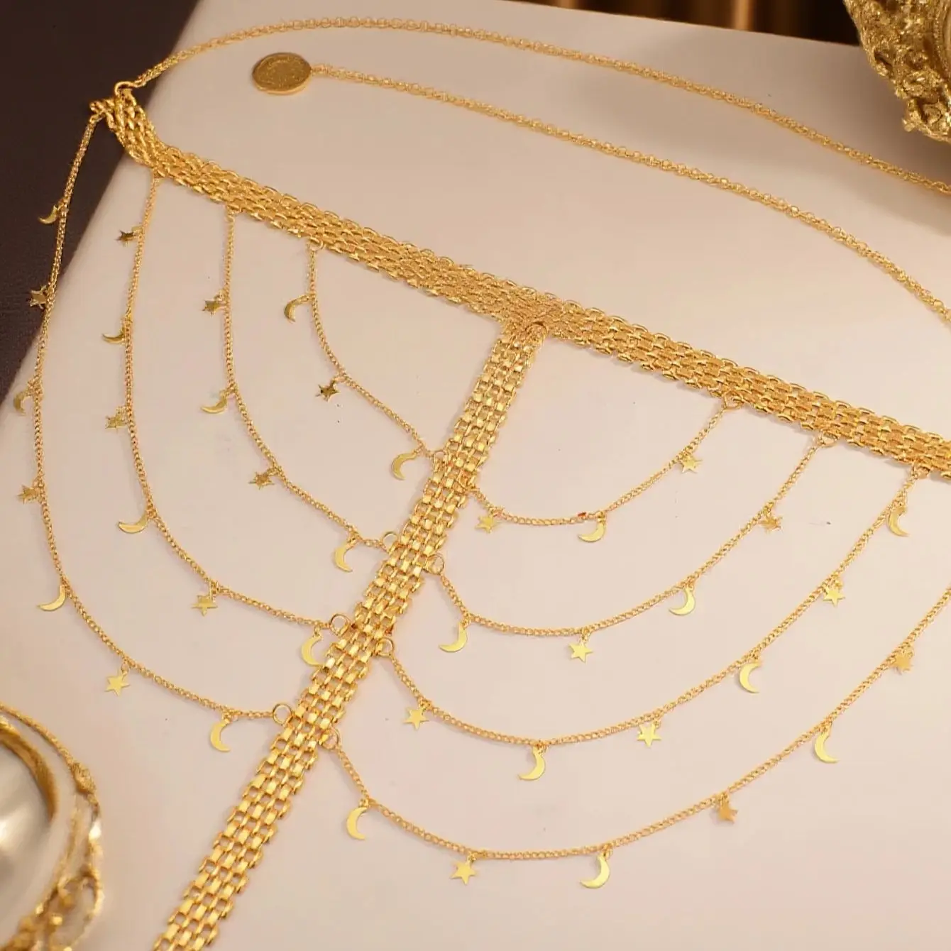 سلسلة شعر ذهبية بتصميم الأهلة والنجوم – إطلالة ملك...