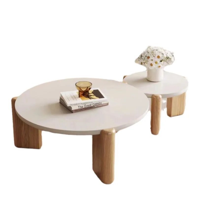 

Современный и минималистичный деревянный журнальный столик в гостиной