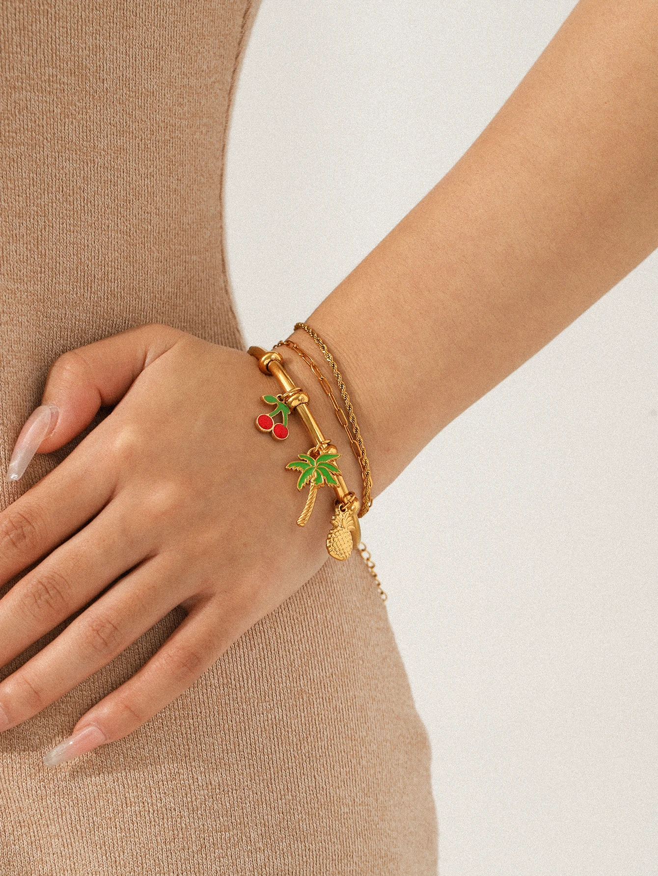 Vergoldetes Mehrschichtiges Armband-Set für Frauen mit Frucht-Anhängern (Kirsche, Zitrone), Hypoallergener Edelstahl, Tägliches Geschenk – Detail 6