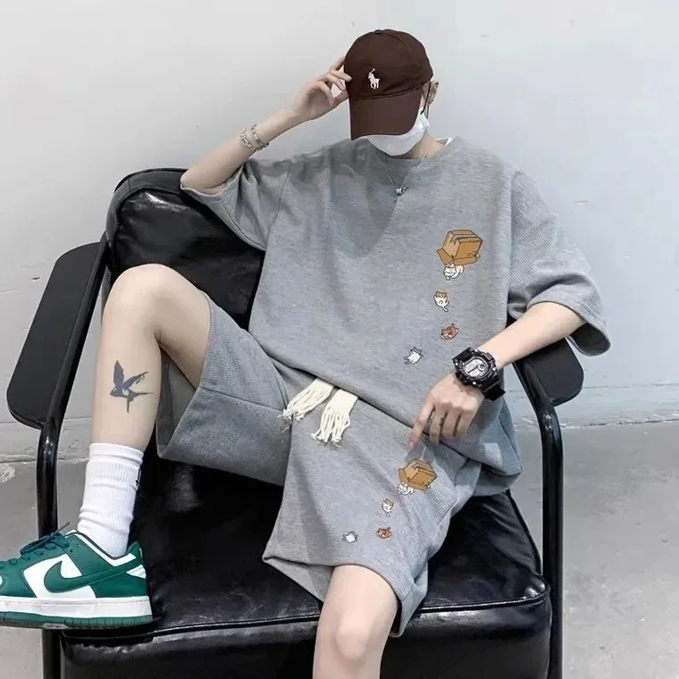 thumbnail image 1 of Conjunto de 2 piezas de chándal sencillo con diseño de gofre para hombre y mujer, camiseta y pantalones cortos de diseño urbano holgados de verano, ropa deportiva informal con diseño de parche, 1 of 5