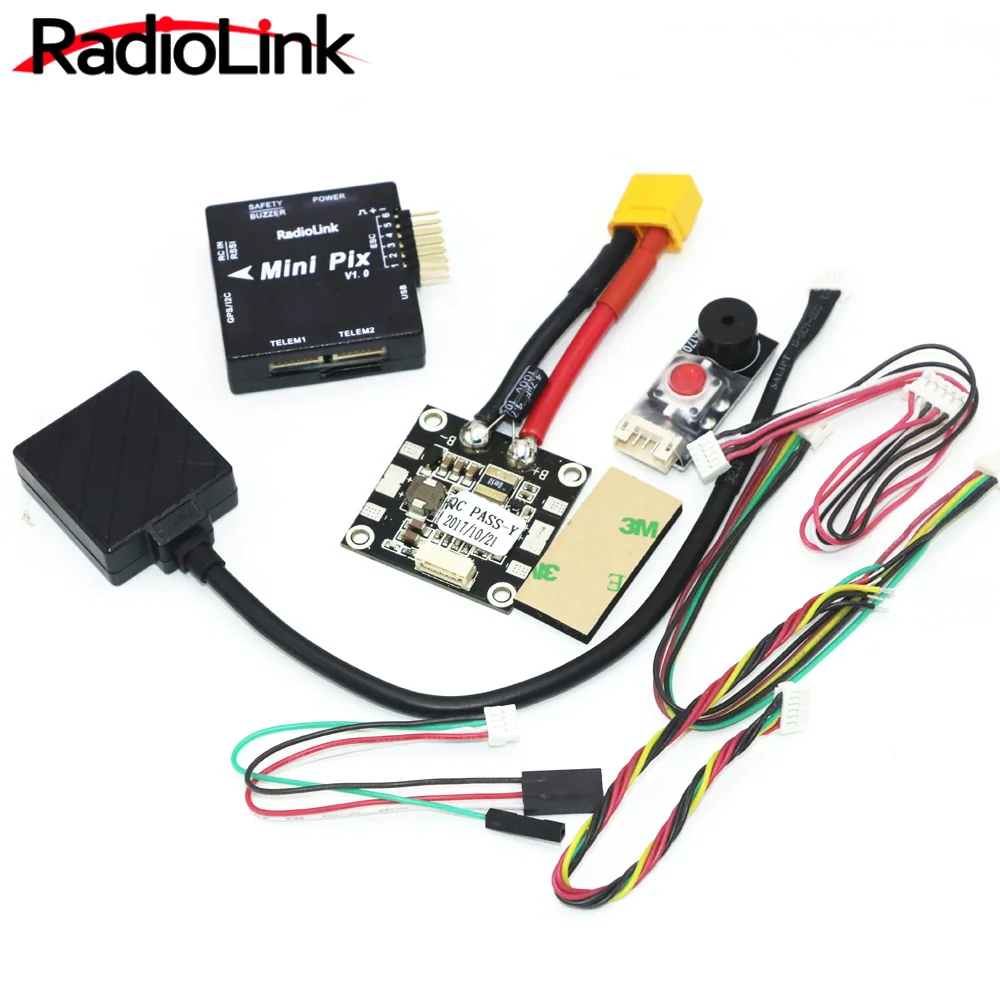 Drone radio télécommandé avec GPS et PIX survolant un champ, parfait pour le vol autonome.