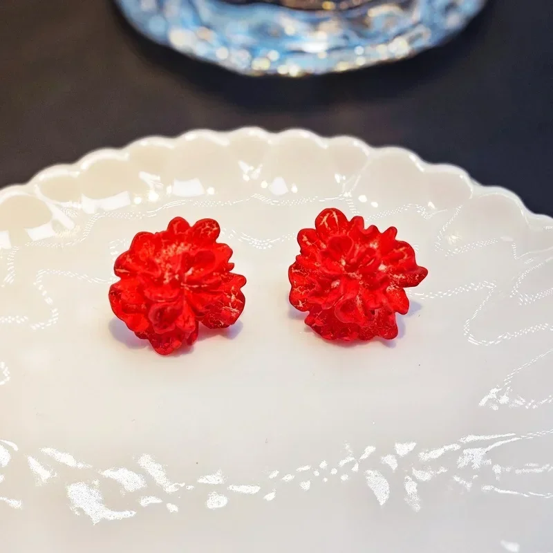 Elegant White Flower Stud Earrings - Unique Design Jewelry