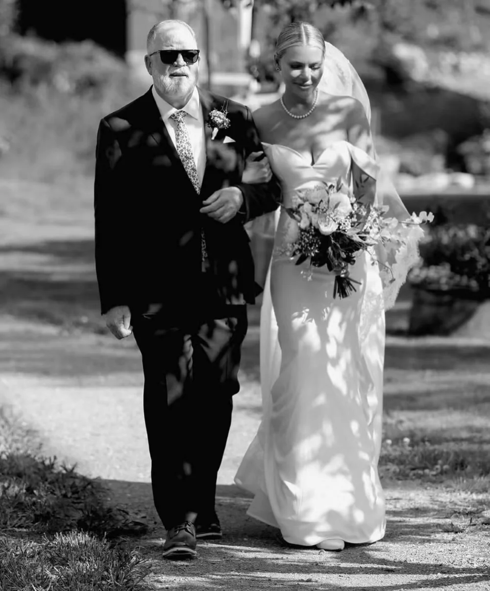 

Off-Shoulder Mermaid Wedding Dress V-Neck Cap Straps Backless Satin Custom Made Buttons Bride Gown Robe De Mariée Bridal Gown