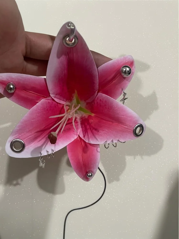 Süße coole Niete Lilie Schlüsselanhänger elegante Simulation Blumen Tuch Schlüsselanhänger für Frauen Mädchen Mode Tasche Anhänger Zubehör Geschenk – Detail 7