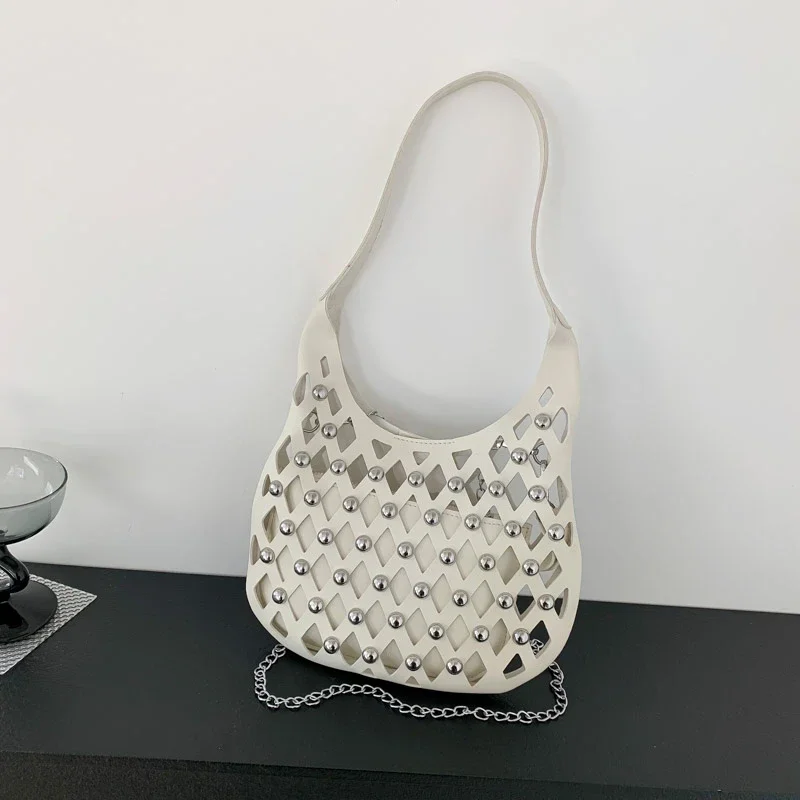 thumbnail image 1 of Bolsos de hombro de PU sólido a la moda con agujeros, cadenas, remaches, bolsos de mano para mujer, 2024, nuevo estilo de diseñador con personalidad, bolso para mujer, 1 of 5