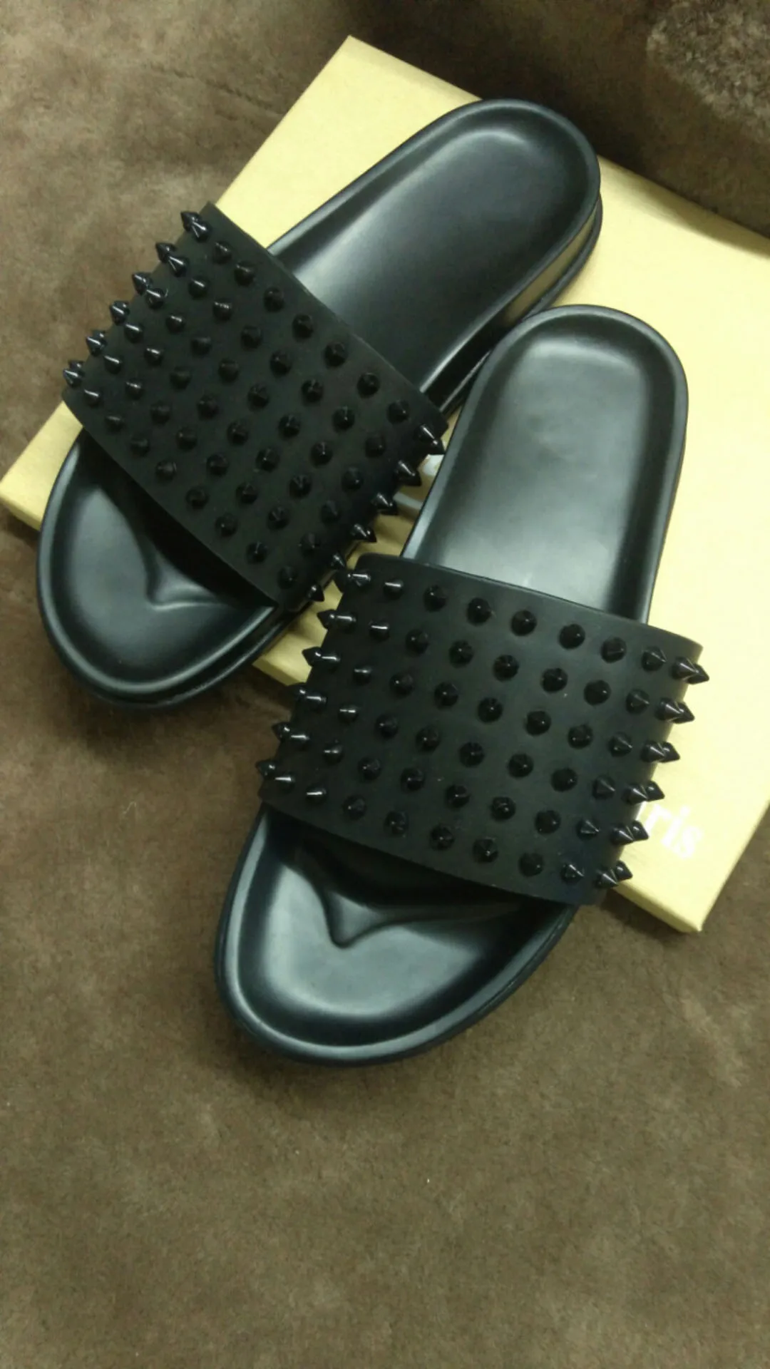 

Luxury CI Men's Slippers Red Sole Black Rivets Sandal 23ss Summer Shoes For Men Classic Bathroom Indoor Anti-Slip Shoes