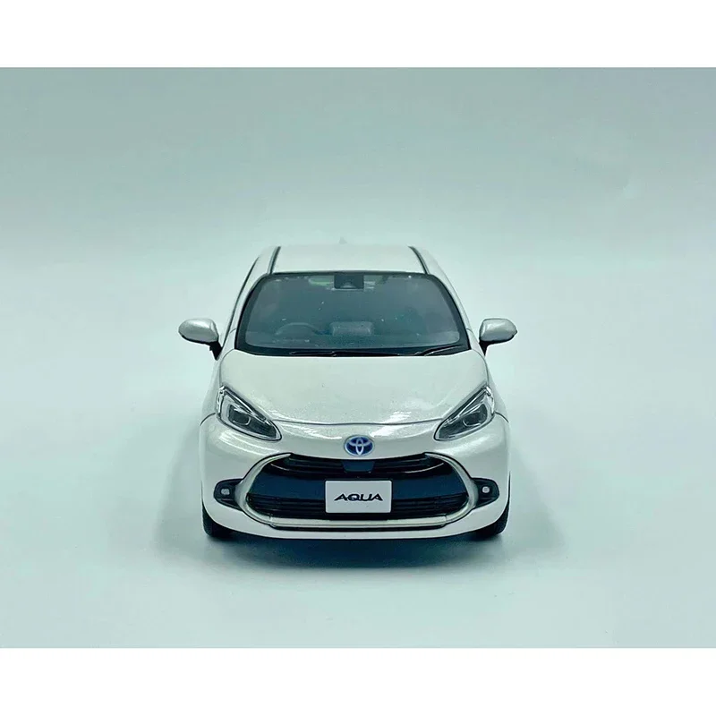 限量收藏版 丰田 AQUA 1/30 合金模型车 Rare 1:30 Scale TOYOTA AQUA Alloy Car Model Metal Toy Collection