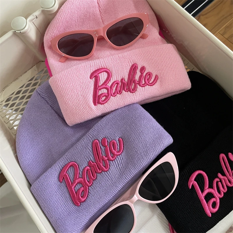 

Cute Fashion Warm Barbie Letters Pink Knitted Hats Woolen Embroidered Girls Women Accessories Caps Winter Dress Up Outdoor Wear