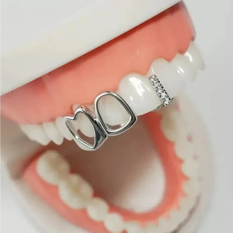 Goldene Grillz Zahnschmuck-Set Kupfer mit Zirkon-Einlage Hohles Herz Täglich Tragbar Hip-Hop-Stil Valentinstagsgeschenk für Männer & Frauen – Detail 7
