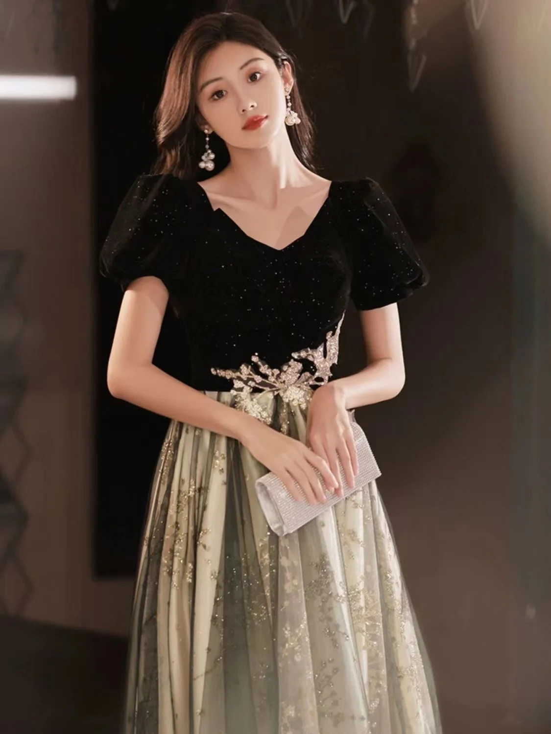 

Black Retro Evening Dress Women Elegant A-Line V-Neck Applique Sequined Short Sleeve Tulle Pleat Floor-Length Banquet Party Gown