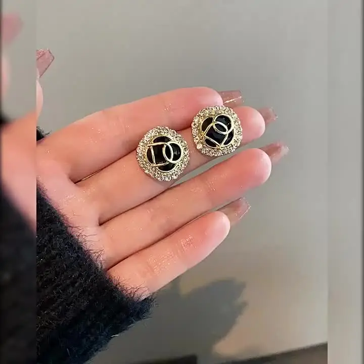 Серьги-гвоздики DAIZHEMEI черные с кристаллами