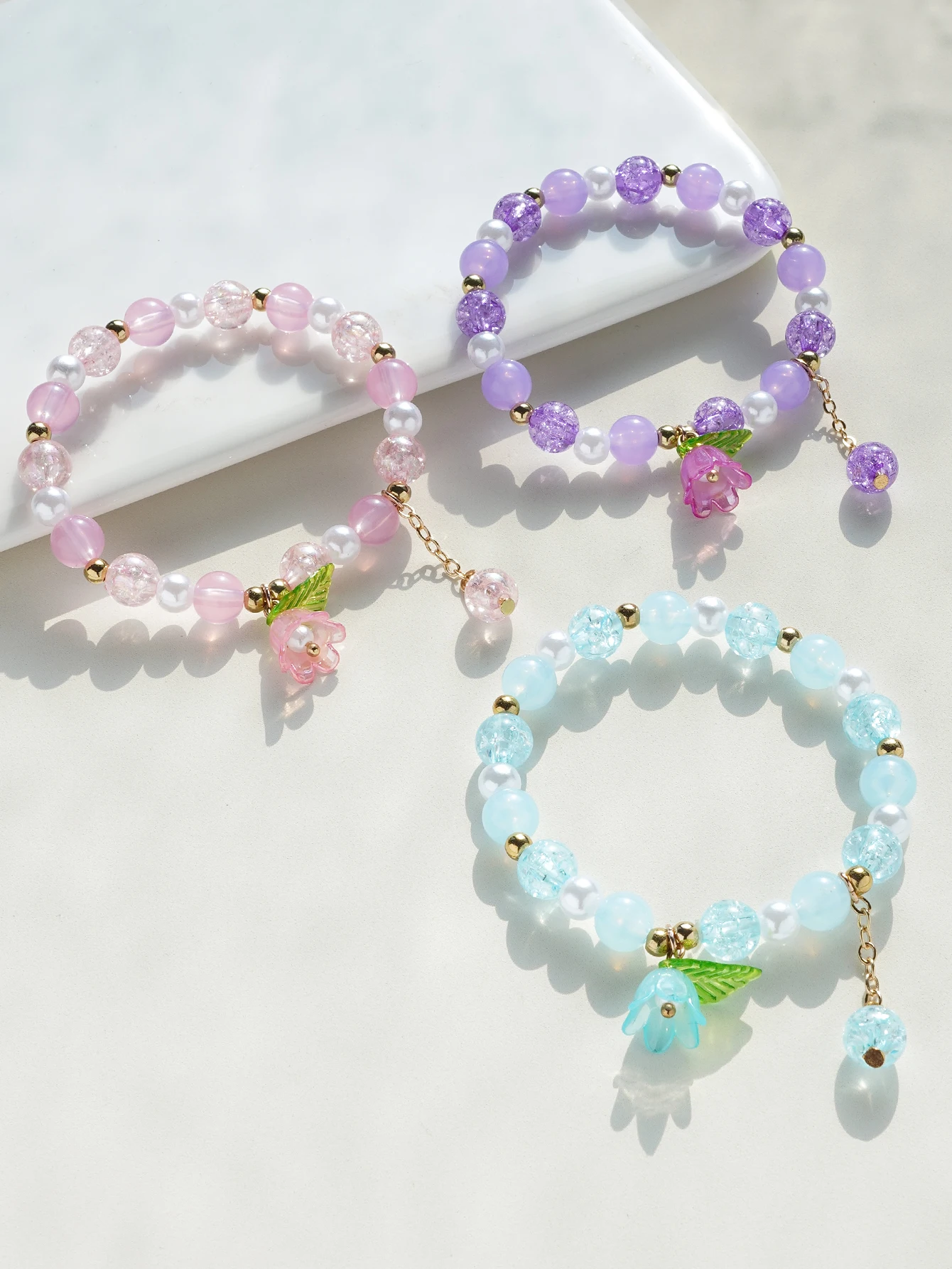 3-teiliges Set Maiglöckchen-Glockenblumen-Charm-Armband-Set, Bunte Perlen-Elastikarmbänder mit Blumenanhänger für Mädchen
