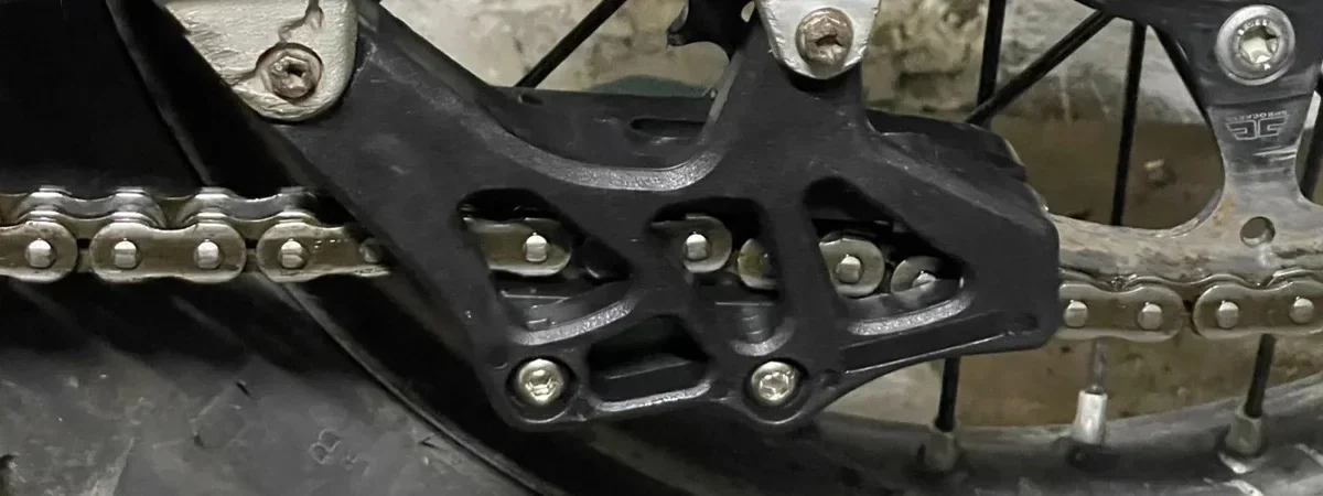 Motocross-Kunststoff-Kettenführungsschutz für KTM Husaberg Husqvarn TE FE TC FC TX FX FS 125 250 350 390 450 501 09-2017 2018 2019 – Detail 15