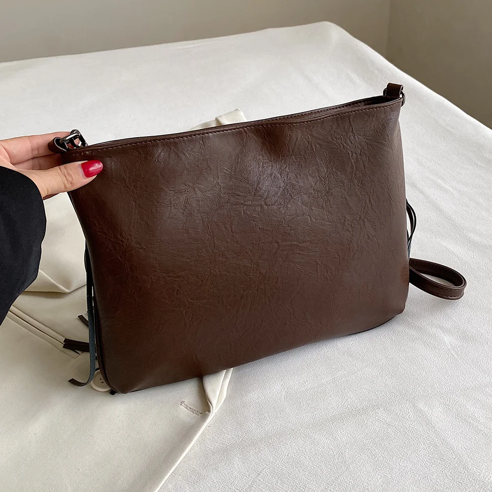 Women PU Rivet Fringe Tassel Bag Large Capacity Vintage Small Handbag Adjustable Strap Tassel Hobo Bag for Party Vacation