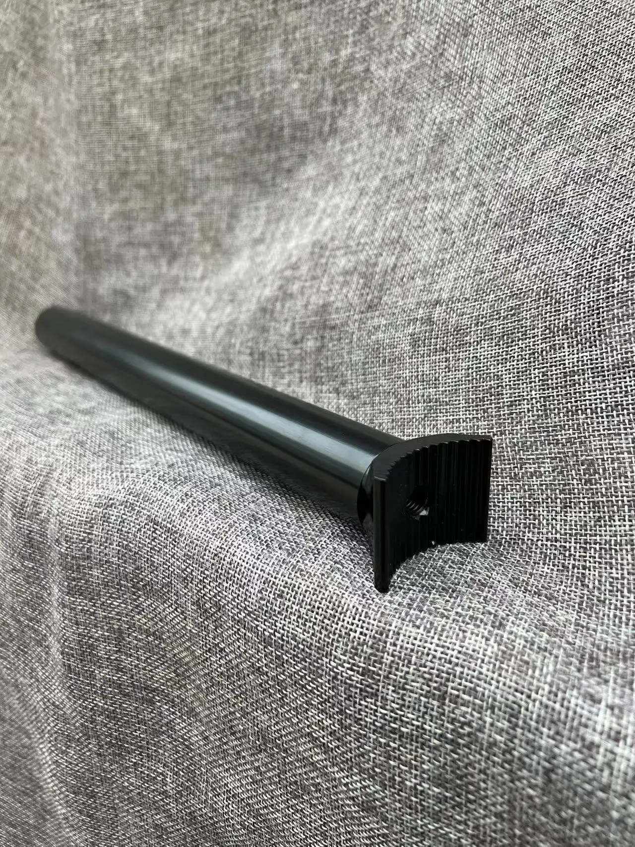 Description Picture 4 of itemDirt-jump MTB bike seatpost Pivotal 30.9 Seatpost,street bike seatpost, about 300mm Long