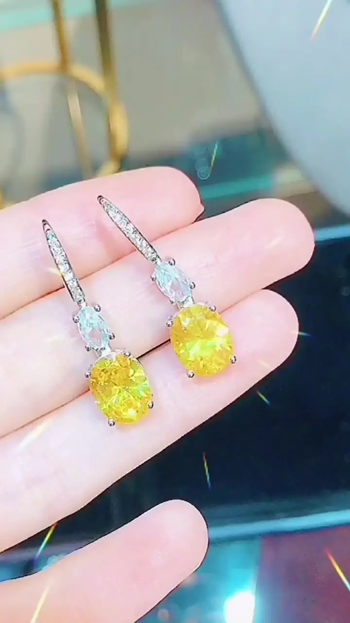 Овальная и желтая серьги в виде бриллиантов