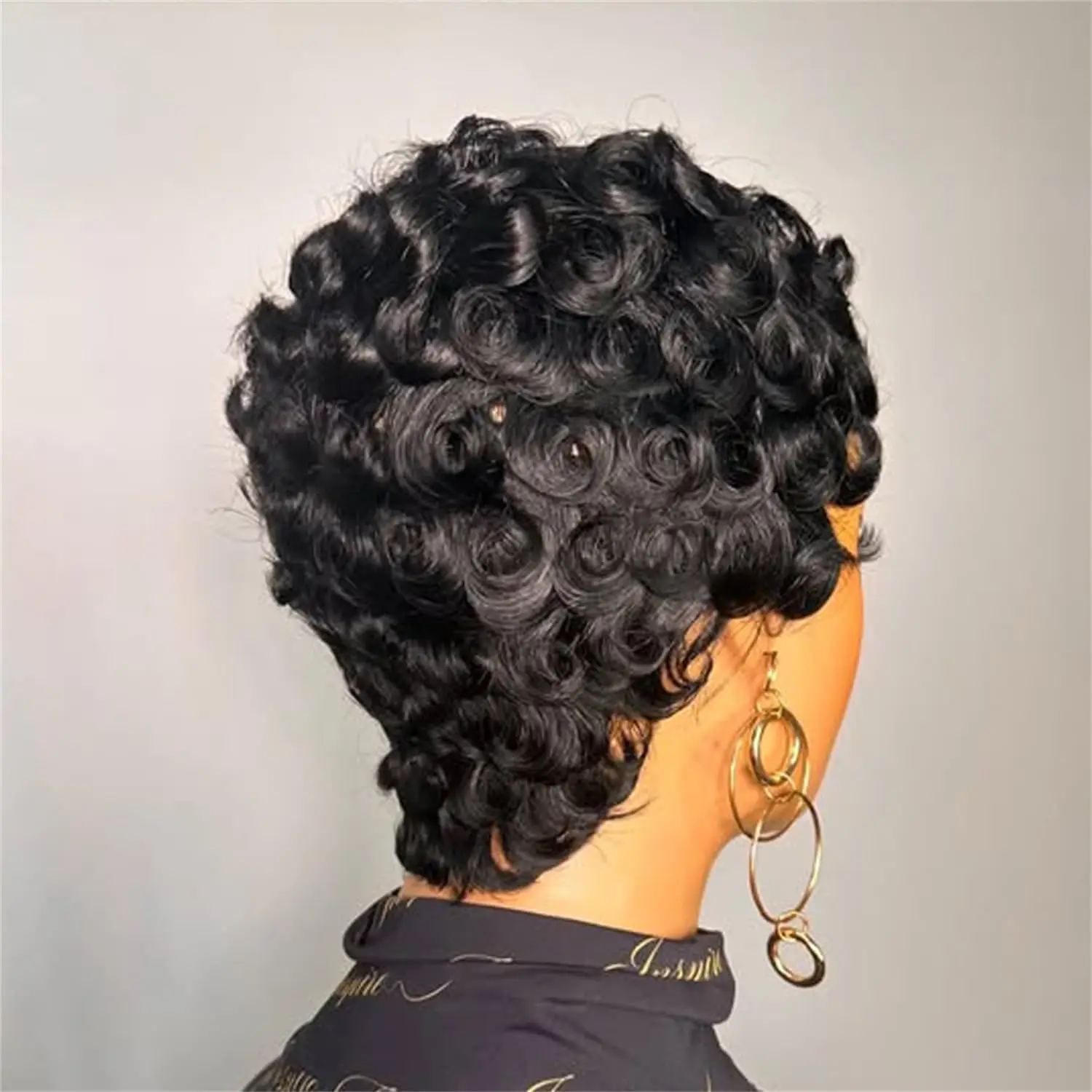 Parrucca da donna in capelli umani, taglio pixie, interamente realizzata a macchina - corta, a strati, riccia con frangia, pre-pizzicata, pronta da indossare per uso quotidiano, dall'aspetto naturale. - immagine 5