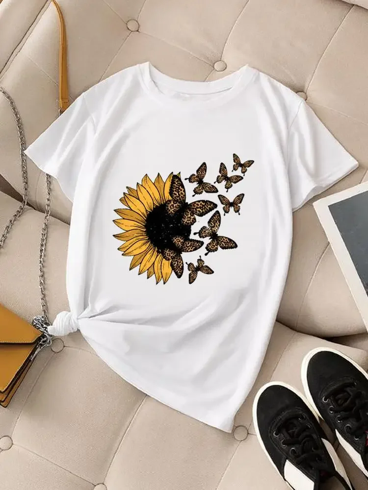 

Женская футболка с коротким рукавом, круглым вырезом и принтом