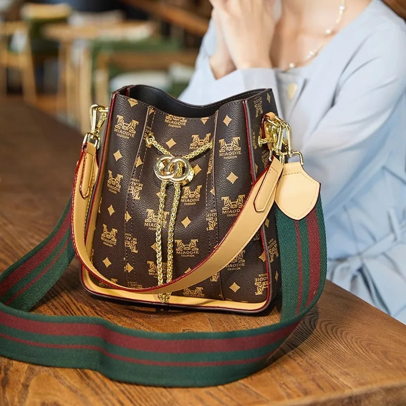 

Дамские сумочки на плечо, дизайнерская роскошная сумка-мешок из пвх с принтом, с цепочкой и кулиской, кросс-боди сумка на Три ремешка