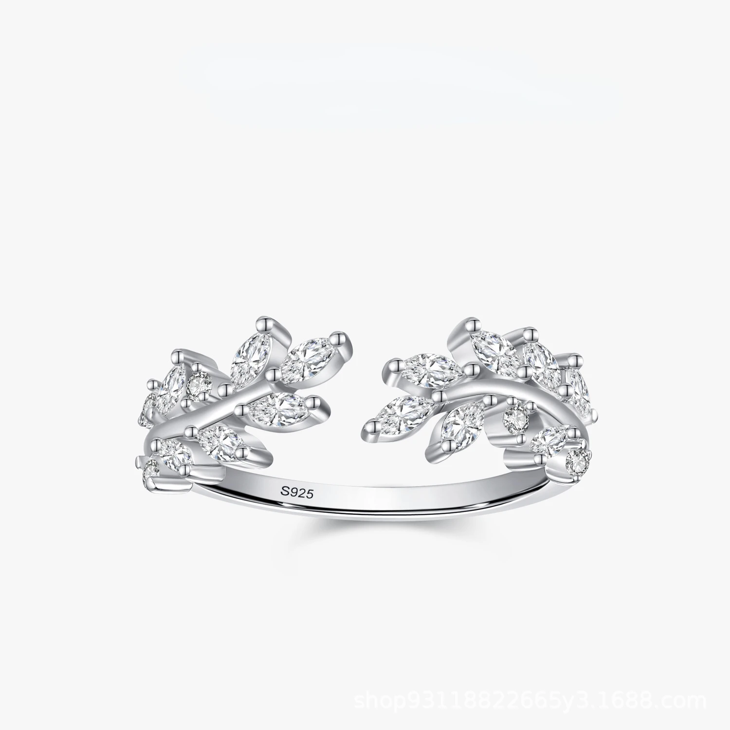 

Женское кольцо из серебра пробы с цирконом